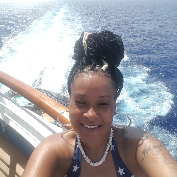 Meet your Posher, Nikole - Picture 2 of 3